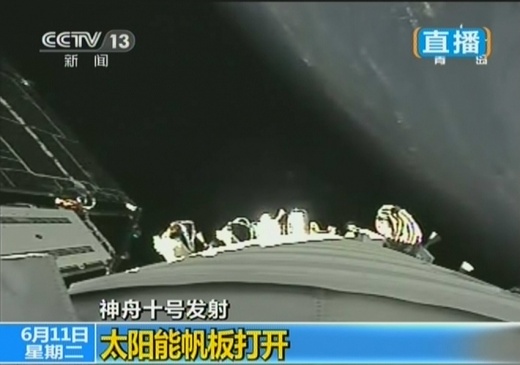 神州十號升空后打開太陽能帆板