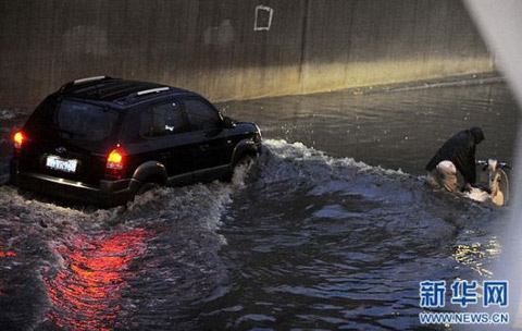 天津4日遭暴雨襲擊 部分路段積水嚴重