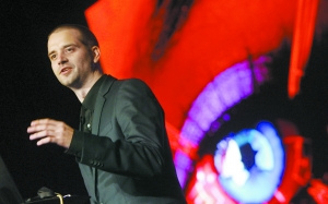 全球最牛黑客神秘死亡曾讓ATM狂吐鈔票(圖)