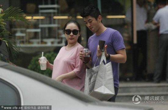 霍思燕挺大肚逛街，霍思燕男友杜江跟隨保護。