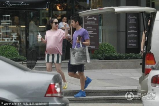 霍思燕挺大肚逛街，霍思燕男友杜江跟隨保護。