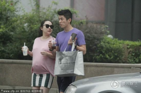 霍思燕挺大肚逛街，霍思燕男友杜江跟隨保護。