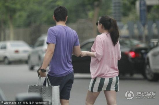霍思燕挺大肚逛街，霍思燕男友杜江跟隨保護。