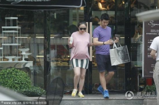 霍思燕挺大肚逛街，霍思燕男友杜江跟隨保護。