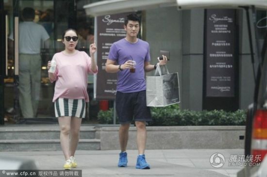 霍思燕挺大肚逛街，霍思燕男友杜江跟隨保護。