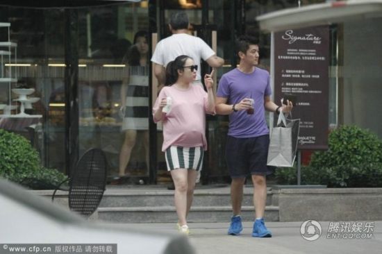 霍思燕挺大肚逛街，霍思燕男友杜江跟隨保護。