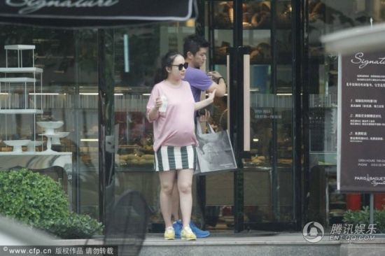 霍思燕挺大肚逛街，霍思燕男友杜江跟隨保護。