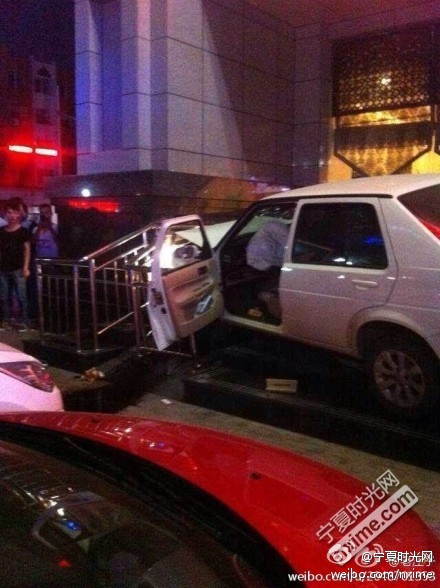 肇事車頭因撞擊發生嚴重變形