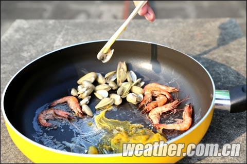 福建高溫勢頭不減 福州市民露臺“燒烤”