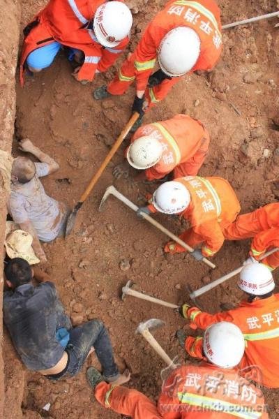 丈夫在工地坍塌瞬間舍身護妻