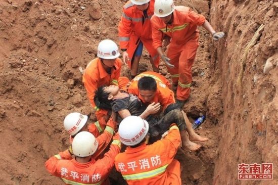 丈夫在工地坍塌瞬間舍身護妻