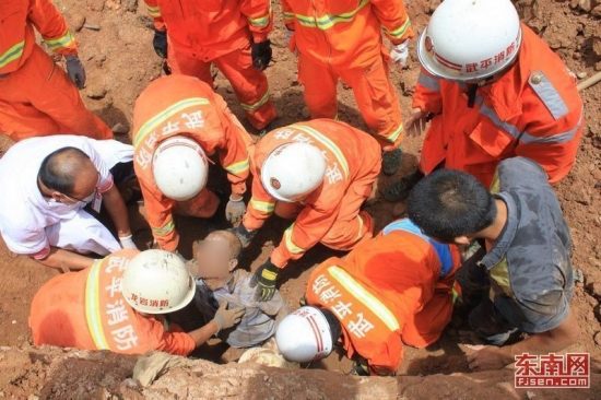 丈夫在工地坍塌瞬間舍身護妻