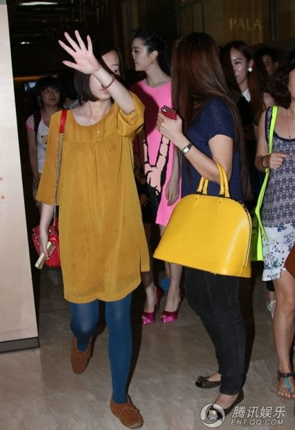 范冰冰出席活動與神秘男搭肩