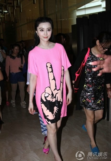 范冰冰出席活動與神秘男搭肩