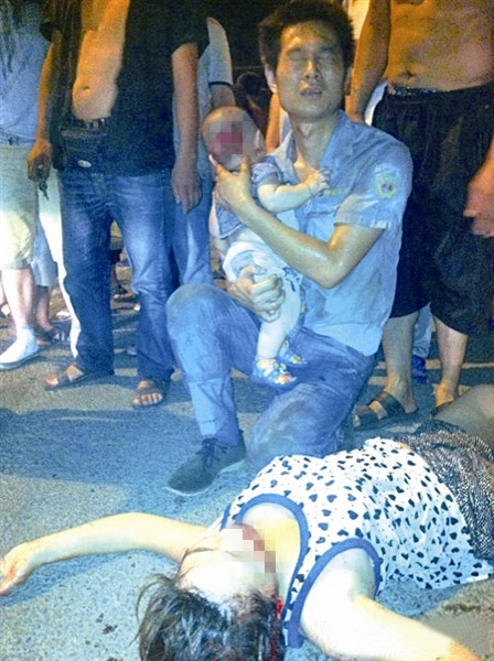 孩子的母親倒地后嘴里一直吐血