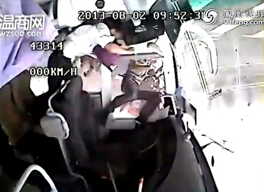 溫州一大客車錯過高速入口倒車 與貨車相撞側(cè)翻致1死多傷