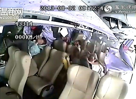 大客車側(cè)翻，乘客受傷