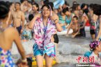 浙江局部高溫40℃ 舟山朱家尖南沙海灘游客成堆