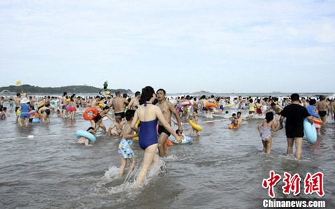 浙江局部高溫40℃ 舟山朱家尖南沙海灘游客成堆