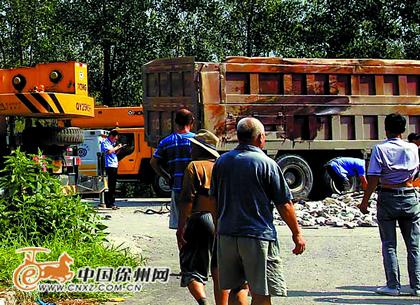 工程車一側(cè)血跡斑斑