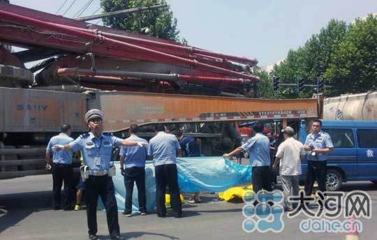 遇難者尸體被警方從車底抬出