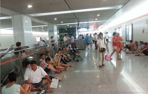 上海8日最高氣溫仍有40℃ 納涼族來地鐵蹭涼