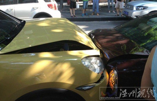 卡宴女車主怒撞瑪莎拉蒂