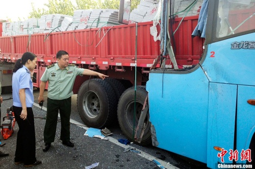 客車車頭嵌進貨車尾部