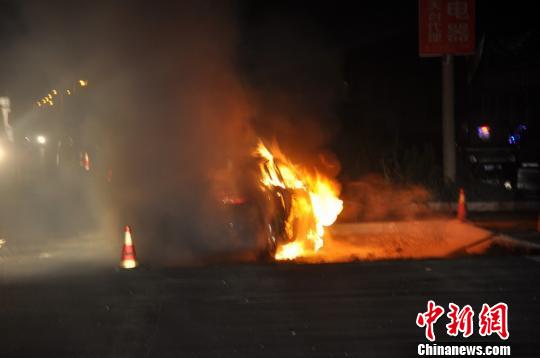 轎車起火后火勢非常兇猛