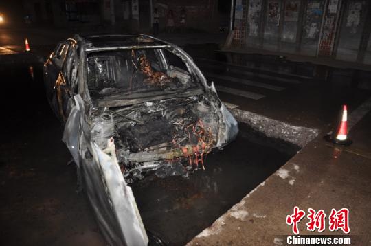 轎車起火后車禍現(xiàn)場圖片