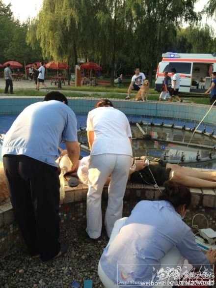 酷迪樂園急救人員對男子進行搶救