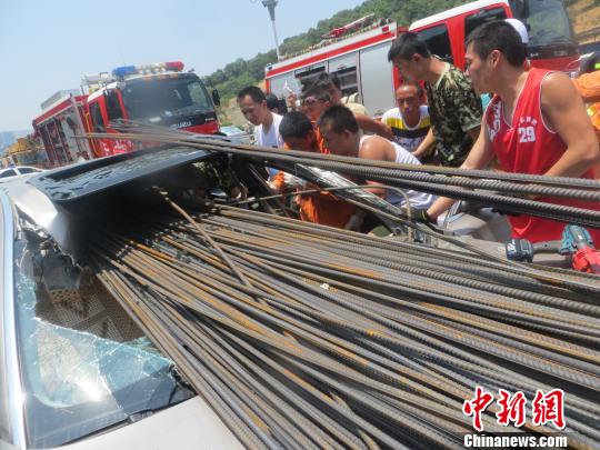 寶馬車被近百根鋼筋刺穿