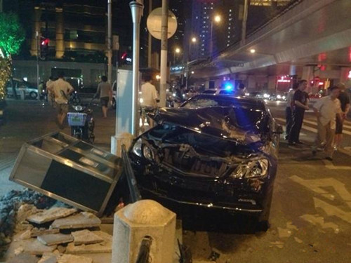 肇事轎車前引擎蓋嚴(yán)重變形