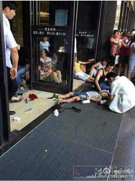 標志轎車失控直接撞向人群