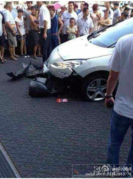 轎車前部嚴重受損