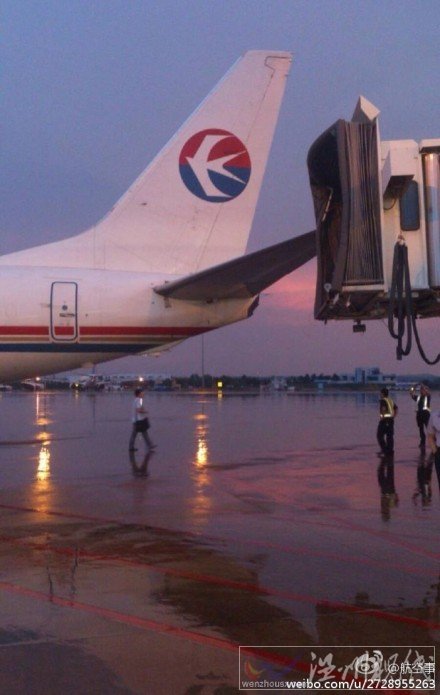 飛機被大風吹動撞上廊橋