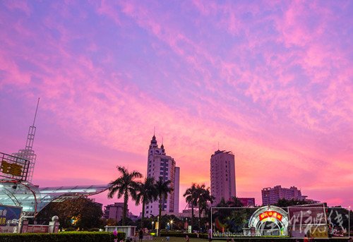 昨天廣西欽州因臺風尤特影響出現彩霞