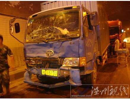 貨車頭部因追尾撞擊變形