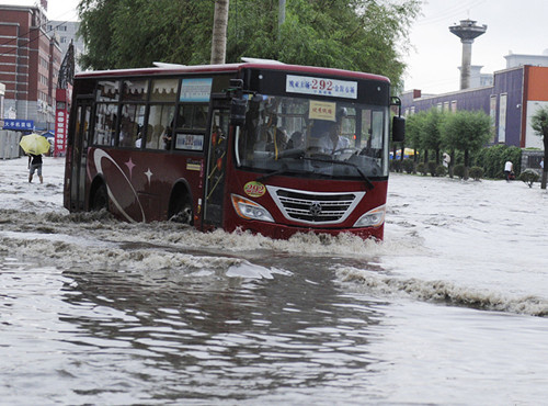 長春市區積水嚴重 市民出行受阻
