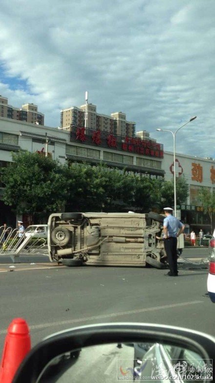 金杯面包車被撞翻倒在路邊