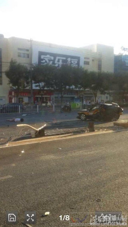 道路中央防護欄被撞壞