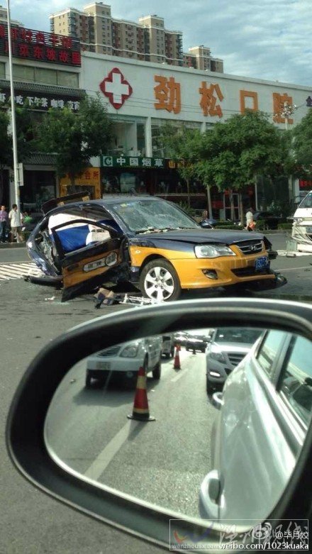 出租車車禍后車體被撞斷