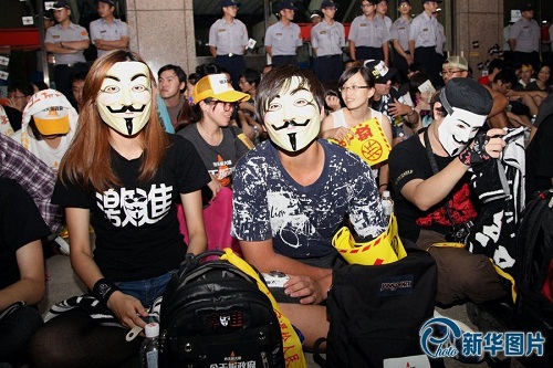 市民坐在政府辦公樓前抗議