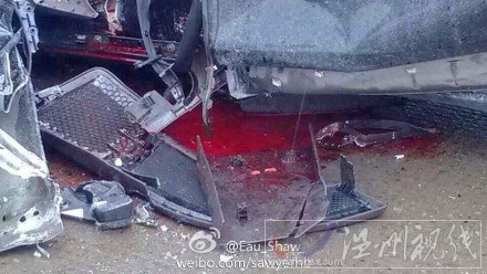 轎車底下流了一灘血