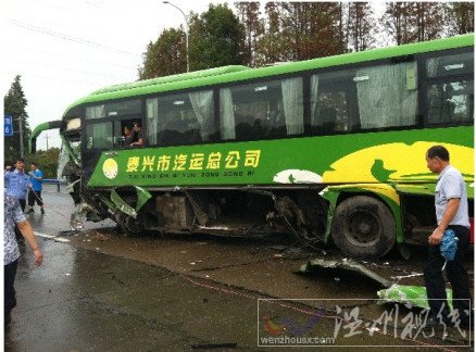 客車前輪在車禍中被撞飛