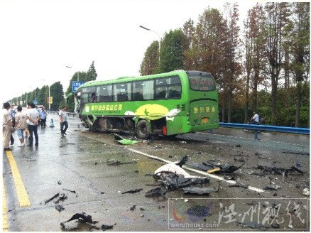 客車的一側(cè)被保時(shí)捷撞爛