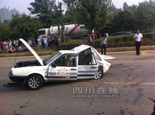 事故教練車后備箱被撞掉