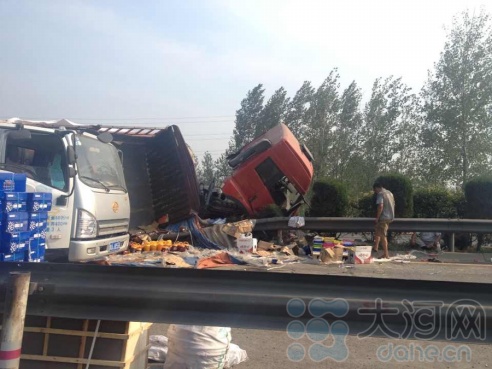 貨車側翻后貨物散落一地