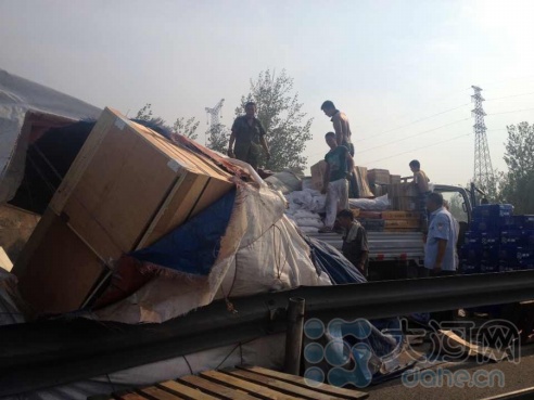 貨車撞上隔離帶后側翻