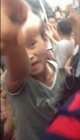 上海地鐵抱嬰兒小便男子